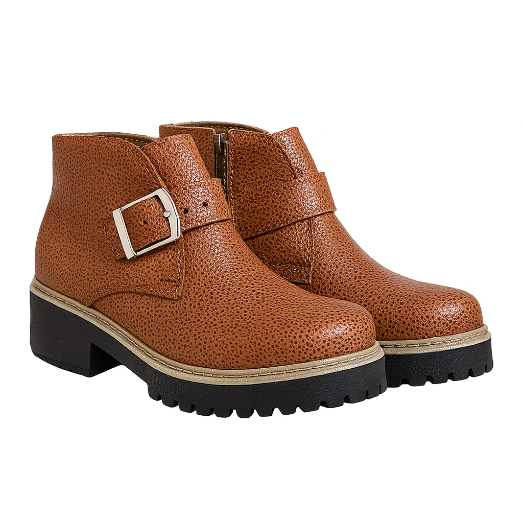 Botines de cuero natural tostado con hebilla decorativa y suela resistente, diseño cómodo y moderno para uso diario.
