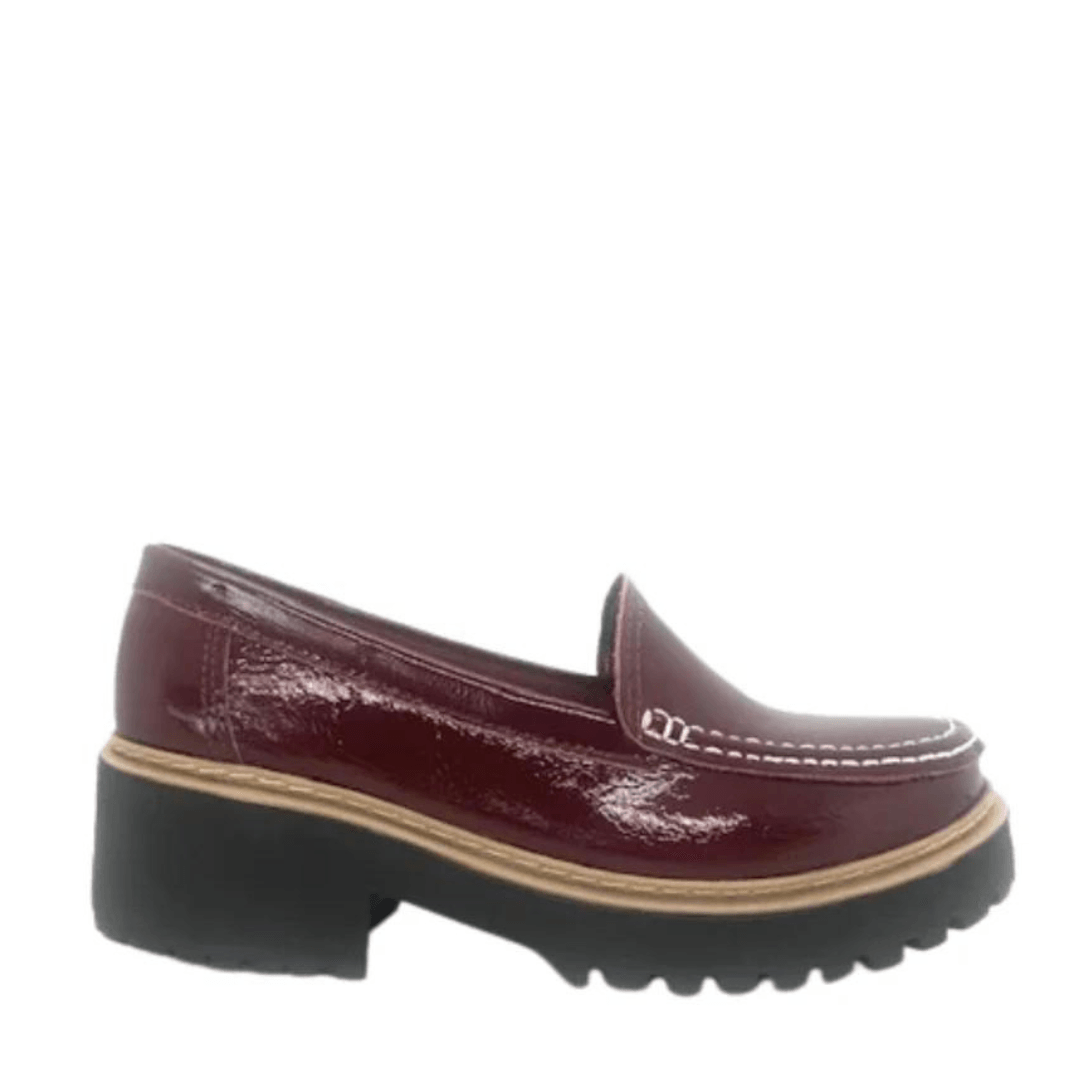 Mocasín de charol burdeo de cuero genuino con suela negra y diseño elegante y cómodo