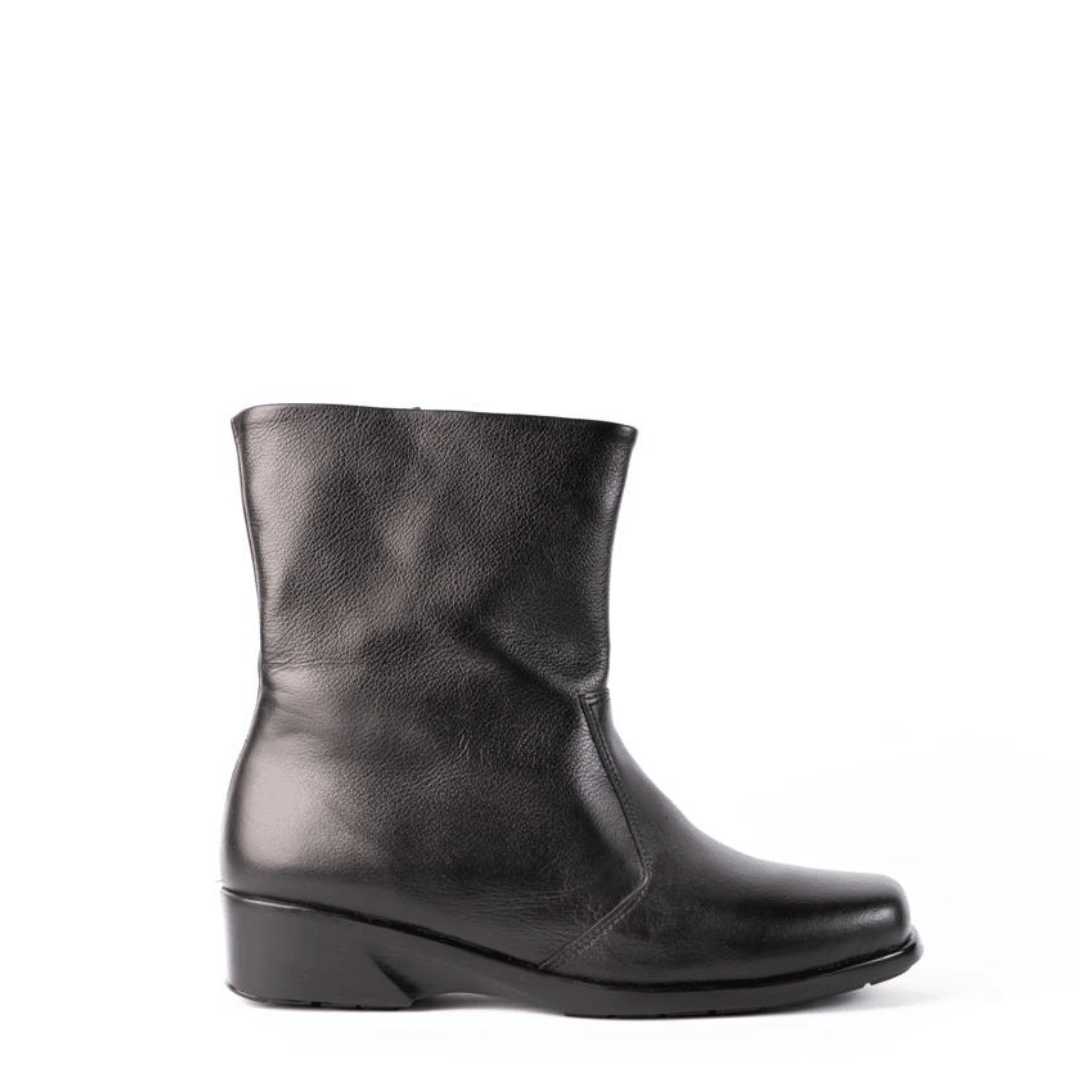 BOTIN CUERO NEGRO CON CHIPORRO - Mocasines