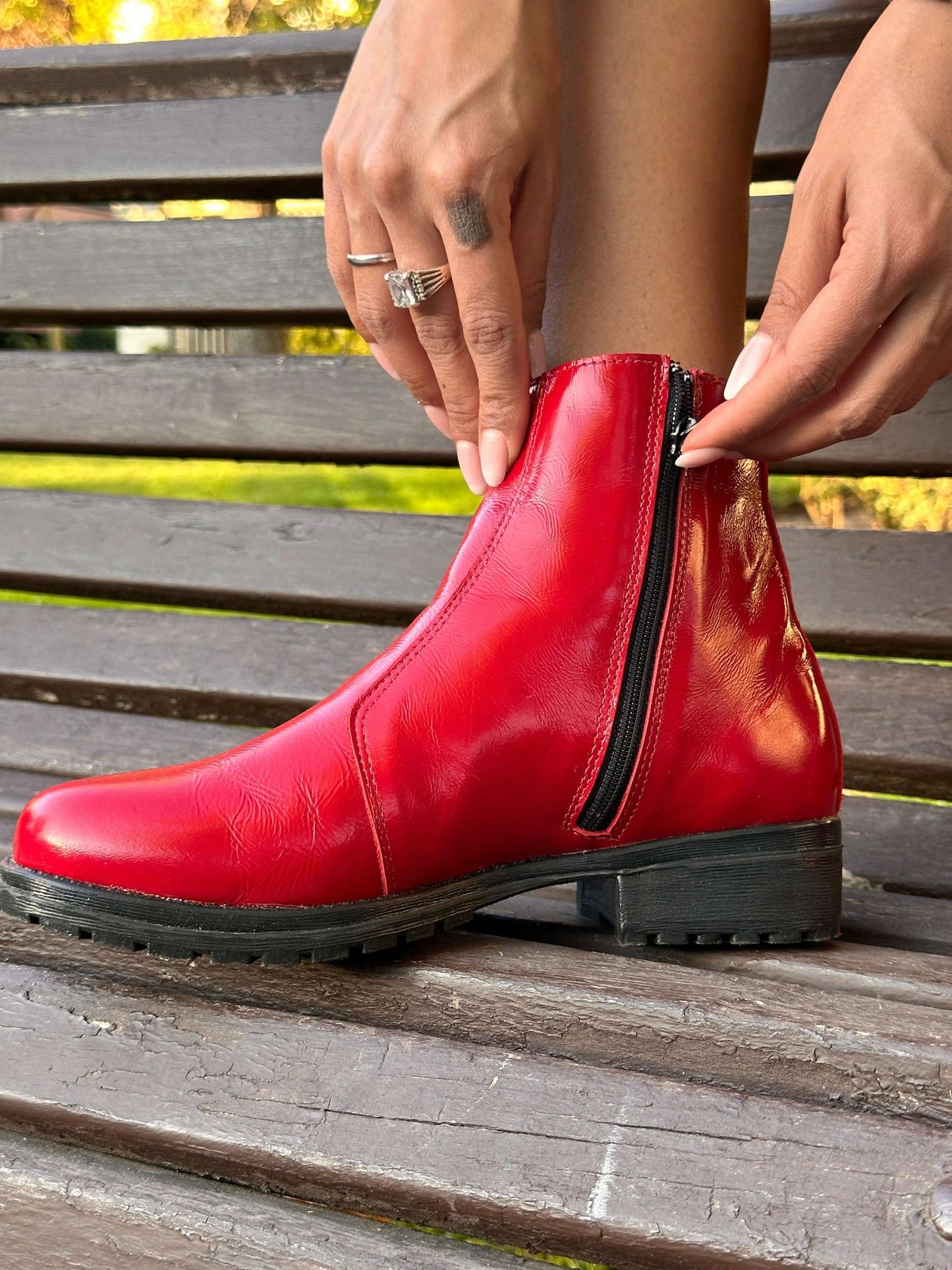 Botín de cuero charol rojo hecho a mano en Chile, cómodo y antideslizante para mujer