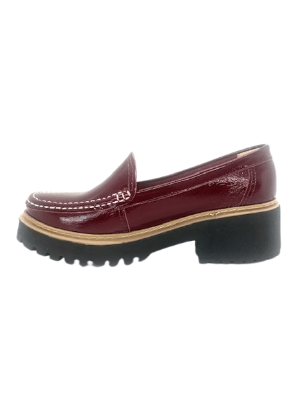 Mocasín de charol burdeo en cuero brillante con suela gruesa y diseño elegante para mujer