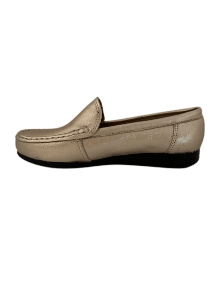 Mocasín de cuero metalizado dorado con diseño elegante y cómodo, ideal para uso formal e informal