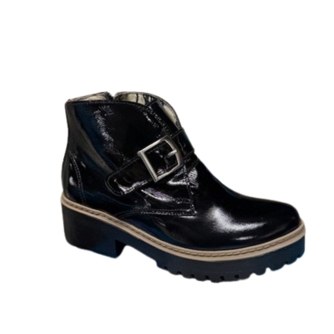 Botín de cuero natural charol negro con hebilla decorativa y tacón de 5 cm modelo 203.
