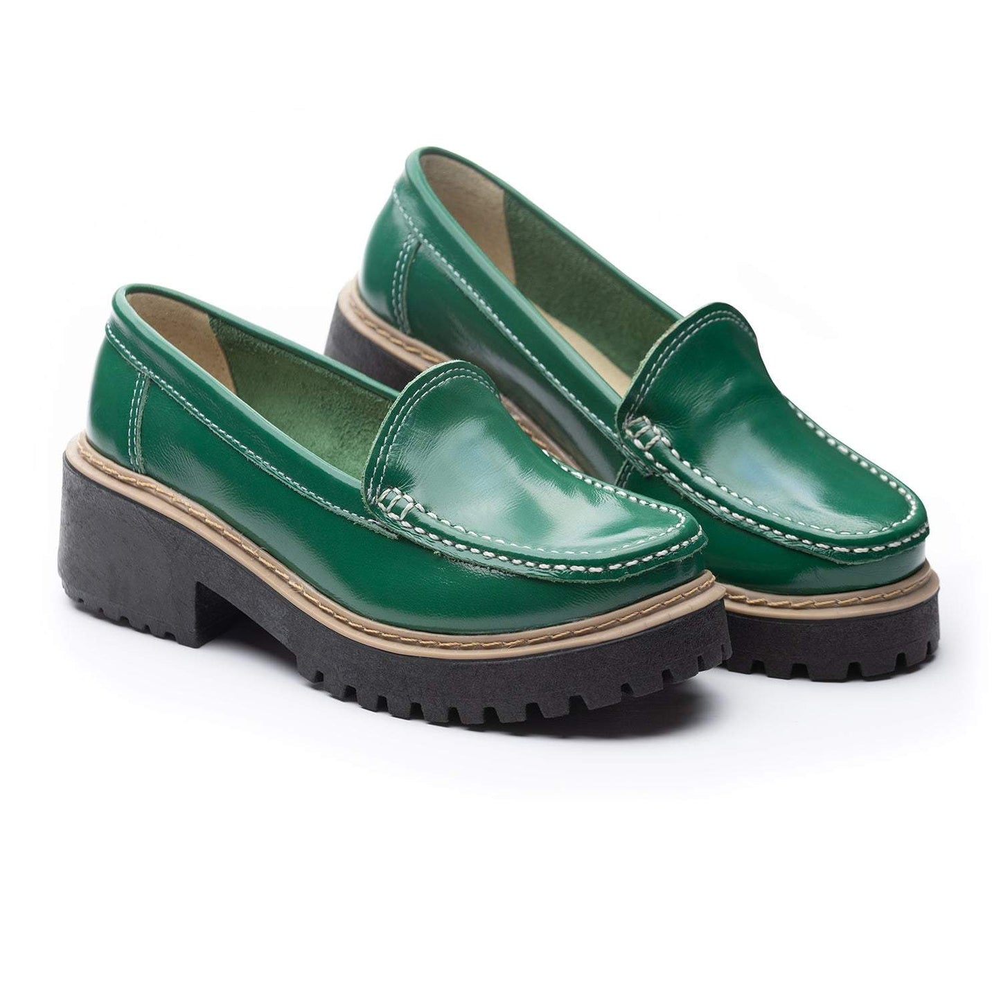 Mocasín de cuero charol verde brillante con diseño elegante y comodidad premium