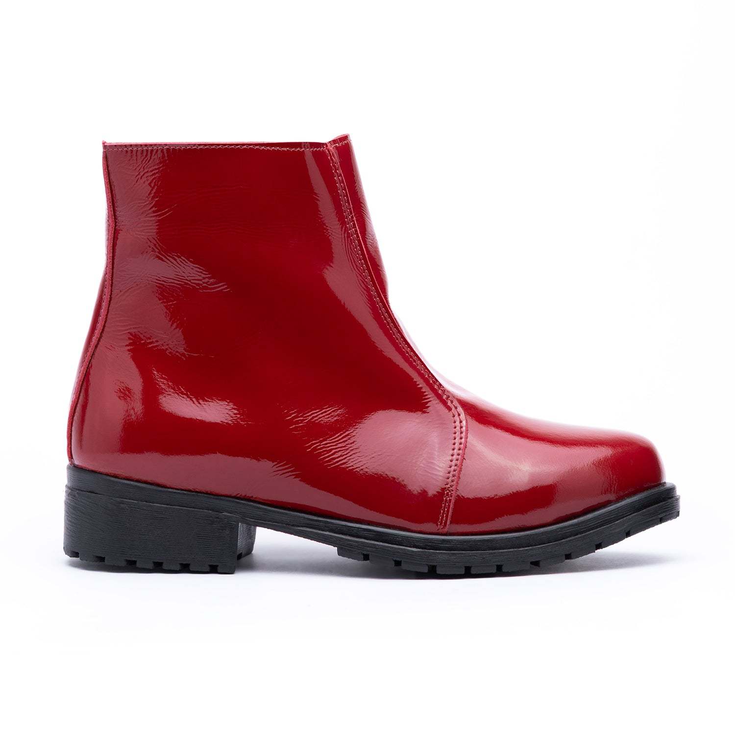 Botín de cuero charol rojo hecho a mano en Chile con diseño elegante y planta antideslizante