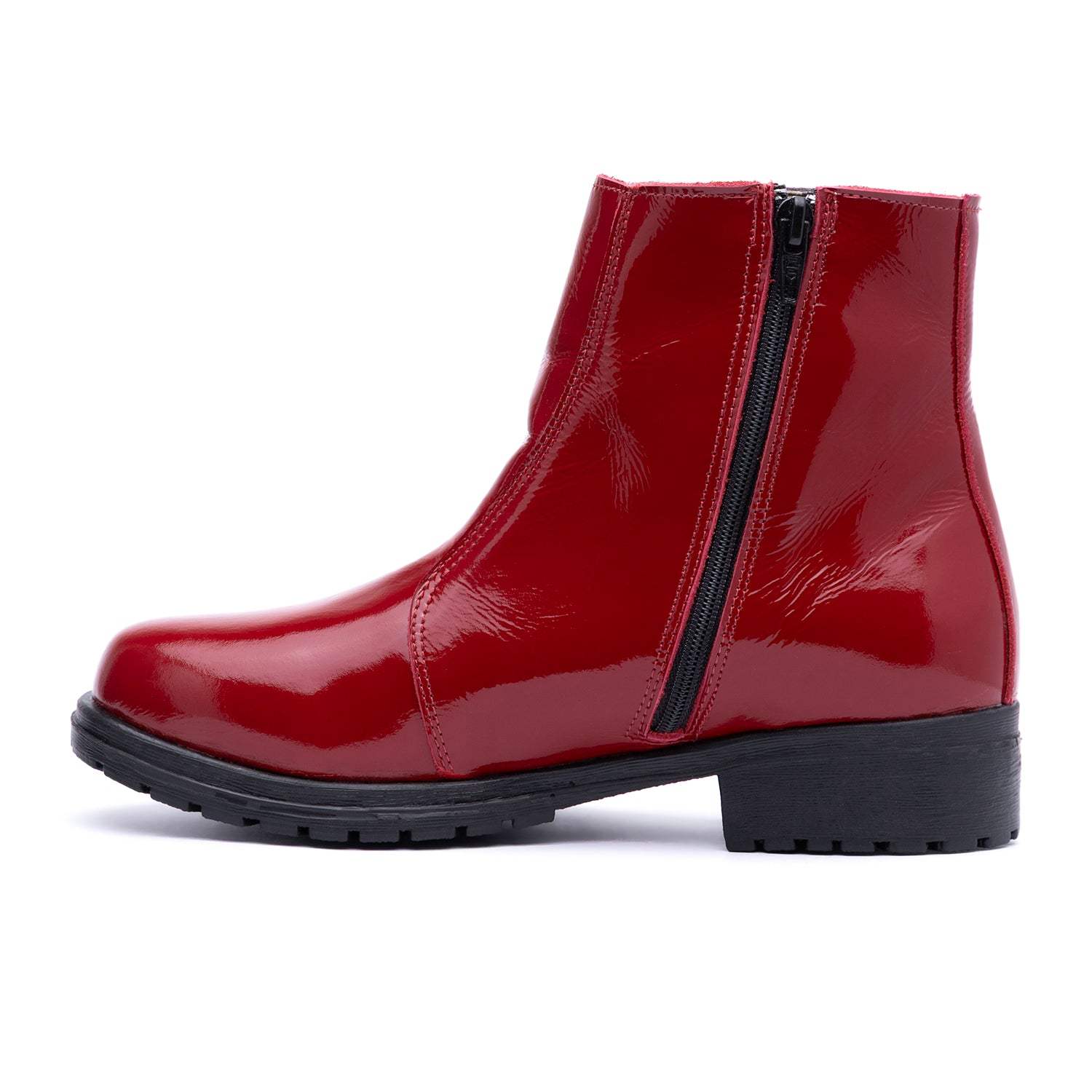Botín de cuero charol rojo hecho a mano en Chile con planta antideslizante y diseño elegante.