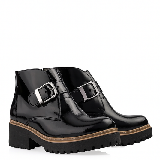 Botines negros de cuero charol con hebilla decorativa, tacón 5 cm y cierre lateral, modelo Botín Cuero Natural 203.