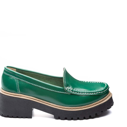 Mocasín de cuero charol verde elegante y cómodo para todo el día