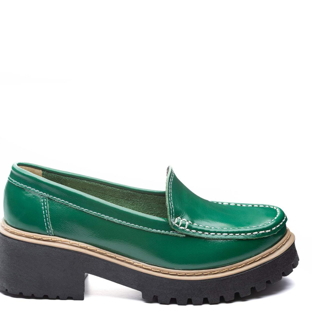 Mocasín de cuero charol verde elegante y cómodo con diseño versátil y alta calidad