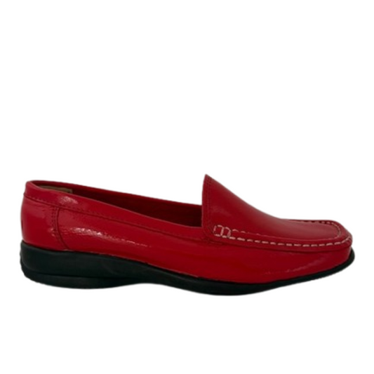 Red patent leather flat moccasin with black sole for women, sleek and comfortable MOCASIN CUERO RICHIATO ROJO shoe.