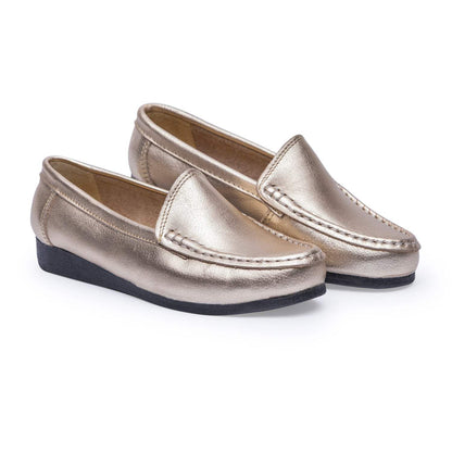 Mocasín de cuero metalizado dorado elegante y cómodo para uso diario