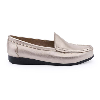 Mocasín de cuero metalizado dorado elegante y cómodo para uso diario
