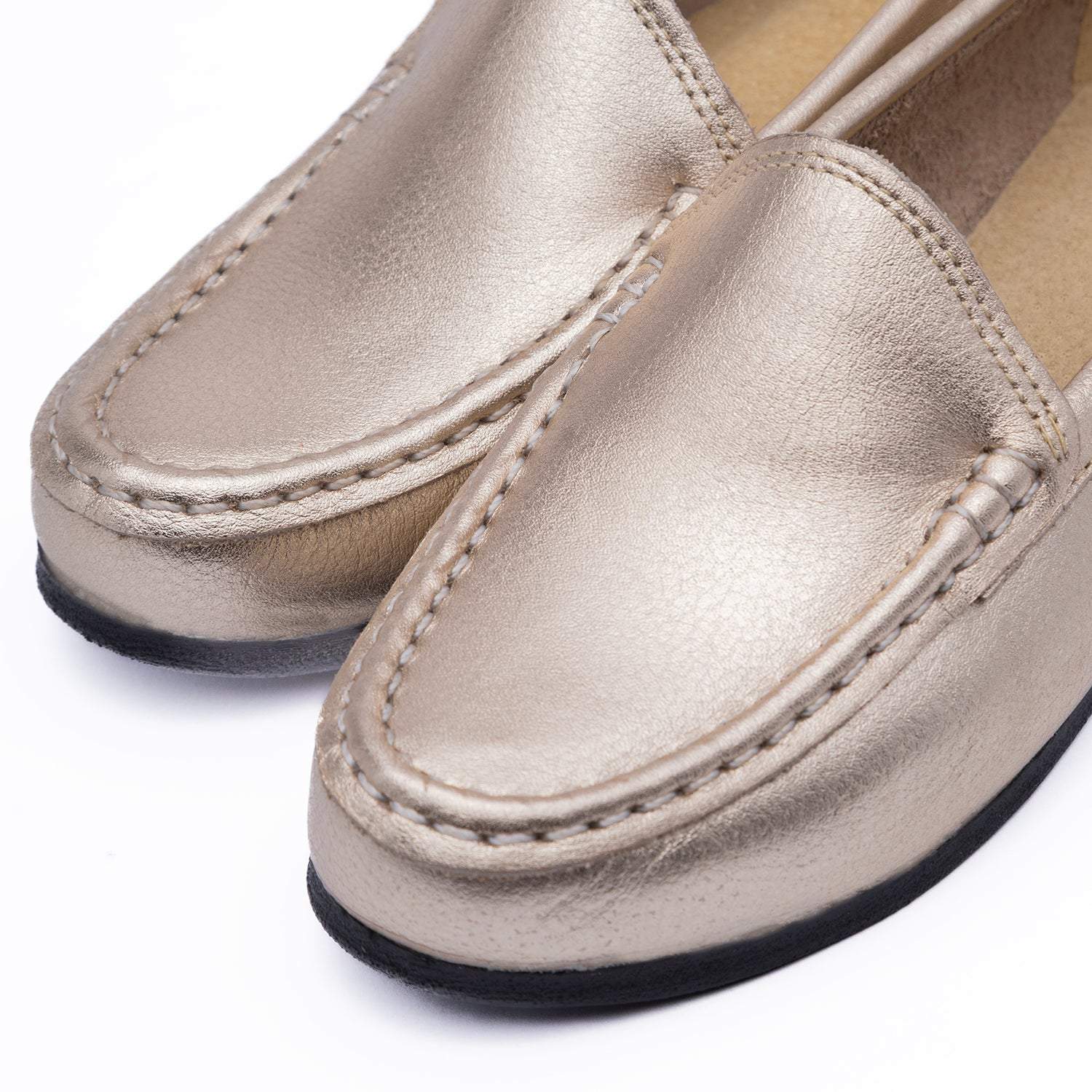 Mocasín de cuero metalizado dorado elegante y cómodo para uso diario