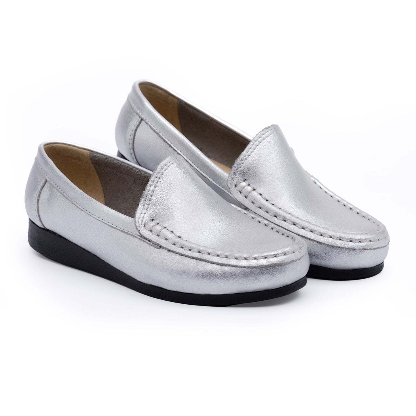 Mocasín de cuero metalizado plata elegante y cómodo para mujer