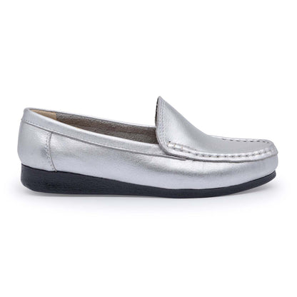 Mocasín de cuero metalizado plata elegante y cómodo para mujer