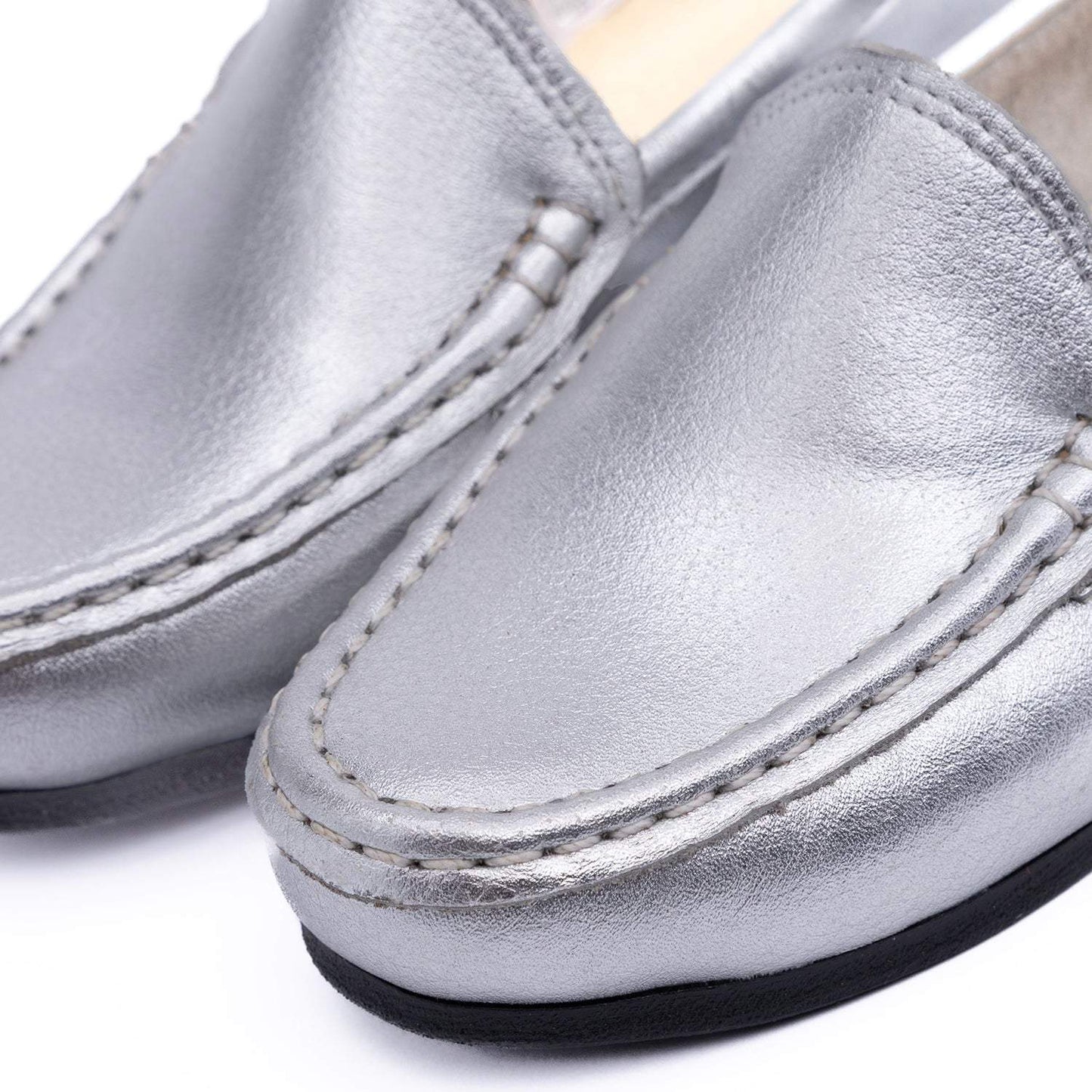 Mocasín de cuero metalizado plata elegante y cómodo para estilo sofisticado