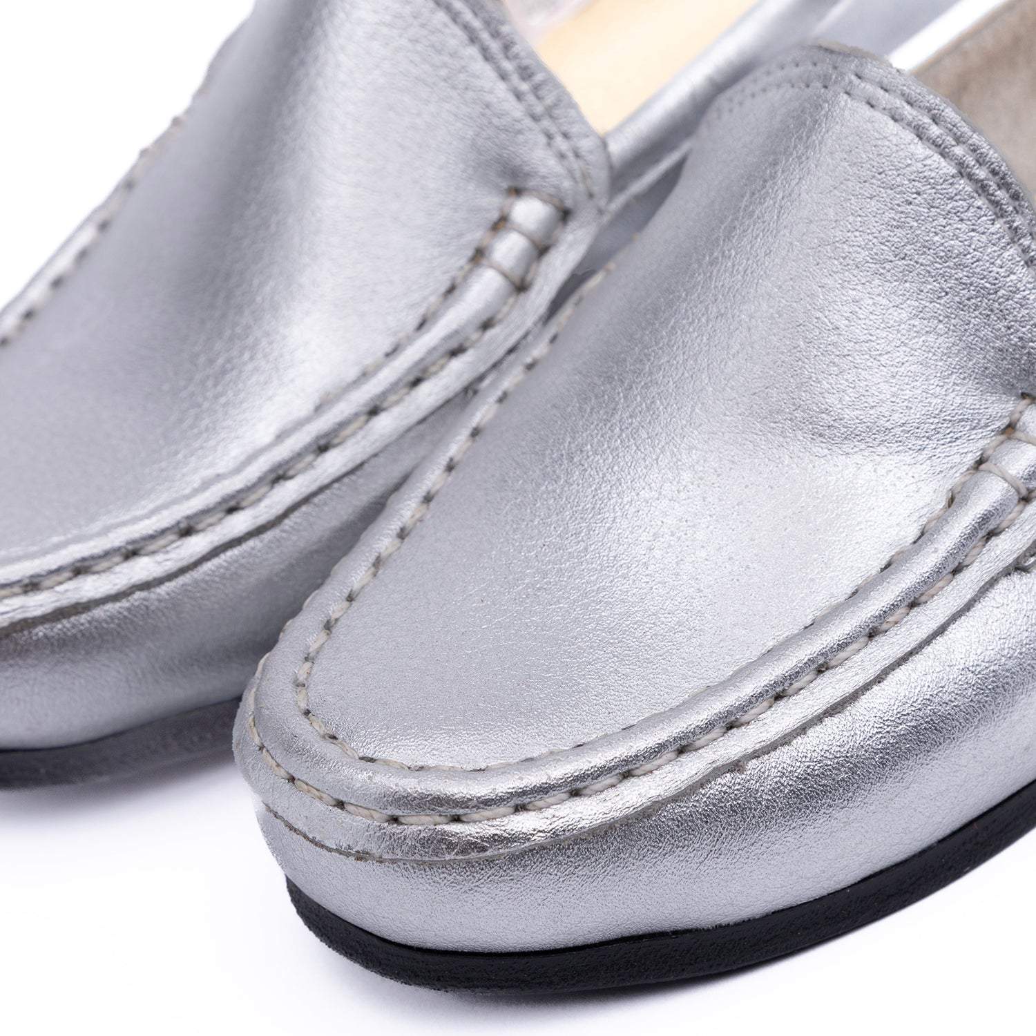 Mocasín de cuero metalizado plata elegante y cómodo para estilo sofisticado