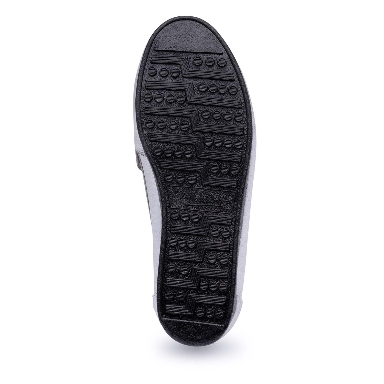 Mocasín de cuero metalizado plata elegante y cómodo con plantilla acolchada.