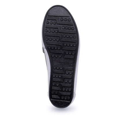 Mocasín de cuero metalizado plata elegante y cómodo con plantilla acolchada.