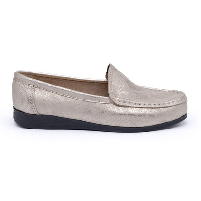 Mocasín de cuero metalizado bronce elegante y cómodo para mujer.