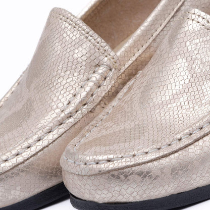 Mocasín de cuero metalizado bronce elegante y cómodo para estilo sofisticado.
