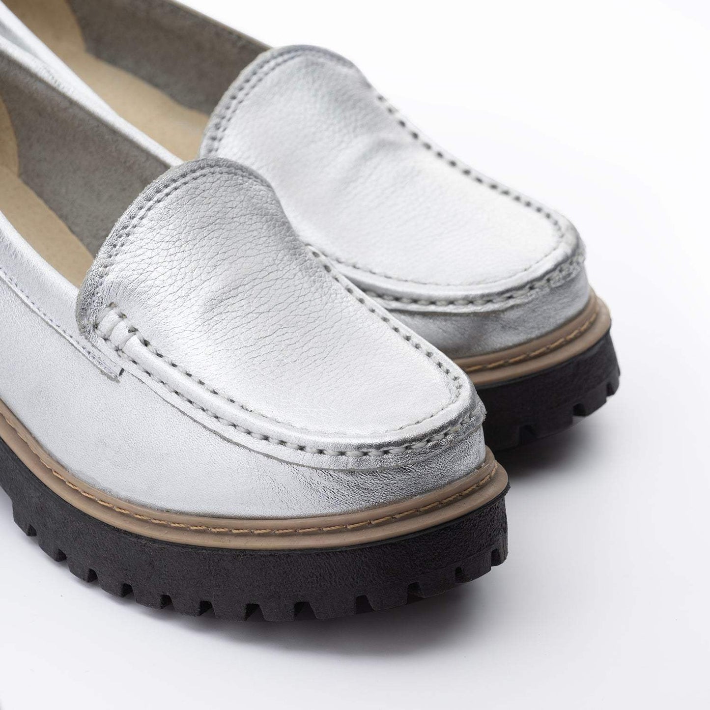 MOCASIN CUERO METALIZADO PLATA ART 063