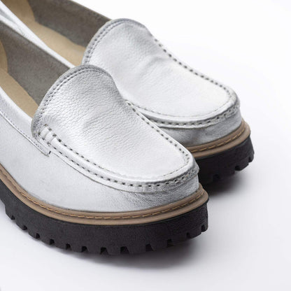 MOCASIN CUERO METALIZADO PLATA ART 063