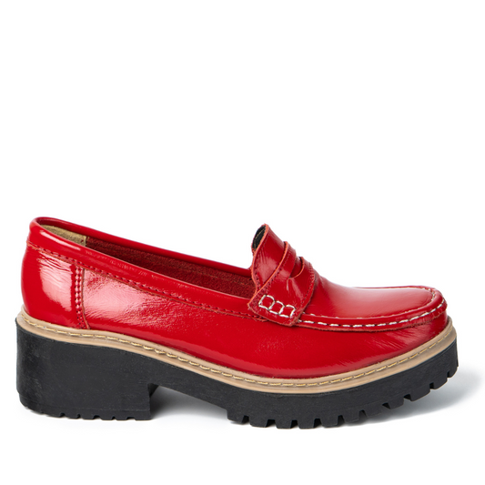 Red patent leather moccasin with thick black sole and beige stitching, MOCASIN CHAROL ROJO style