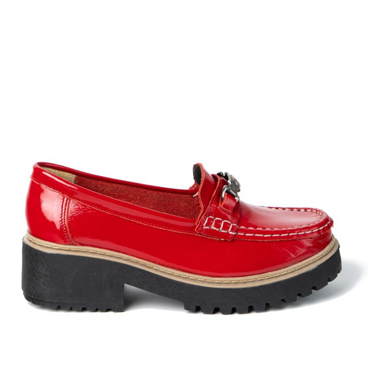Red patent leather moccasin with chunky black sole and metal detail, MOCASIN CHAROL ROJO style